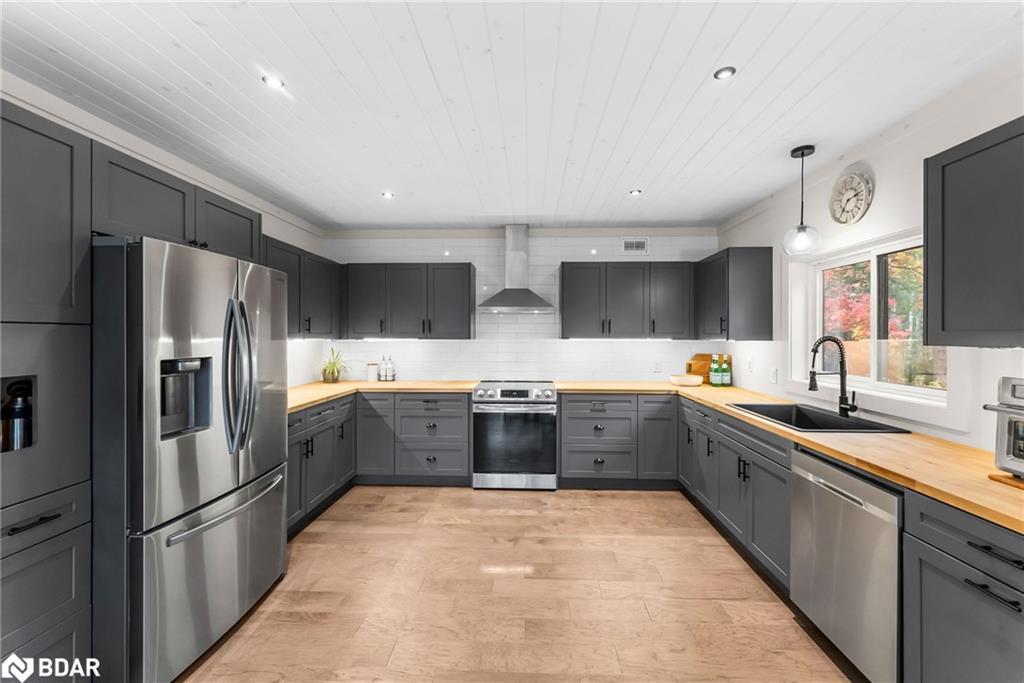 1698 Reay Road, Bracebridge, ON - Indoor Photo Showing Kitchen With Upgraded Kitchen