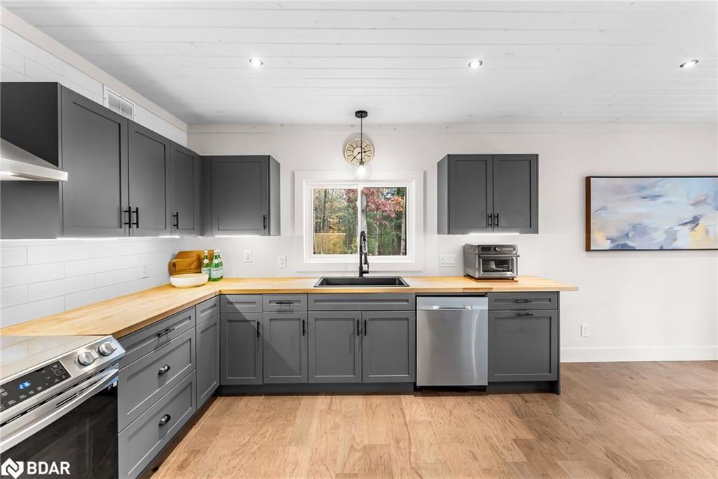 1698 Reay Road, Bracebridge, ON - Indoor Photo Showing Kitchen