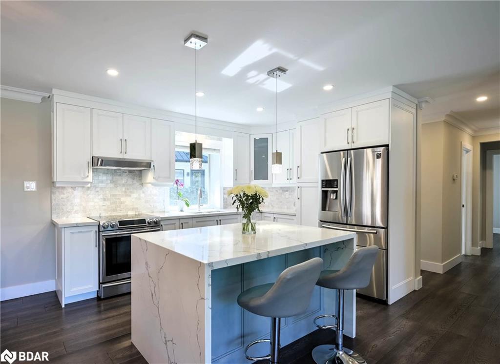 390 Wendall Place, Oakville, ON - Indoor Photo Showing Kitchen With Upgraded Kitchen