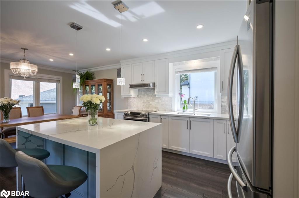 390 Wendall Place, Oakville, ON - Indoor Photo Showing Kitchen With Upgraded Kitchen