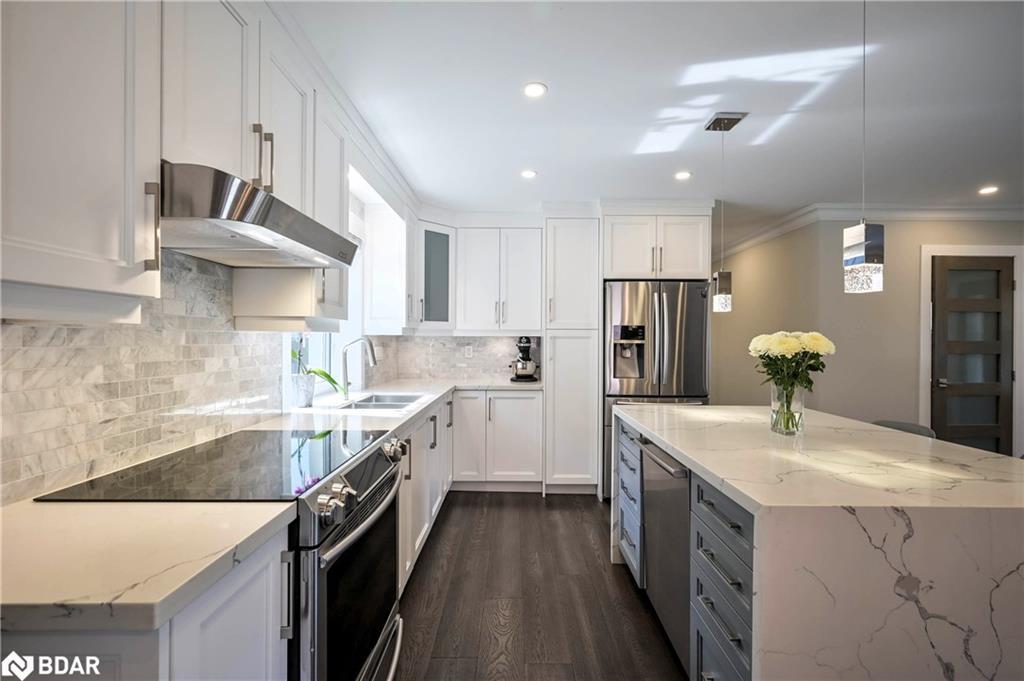 390 Wendall Place, Oakville, ON - Indoor Photo Showing Kitchen With Double Sink With Upgraded Kitchen