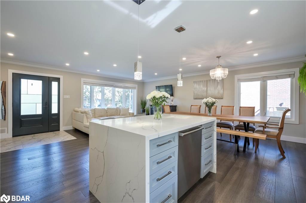 390 Wendall Place, Oakville, ON - Indoor Photo Showing Kitchen With Upgraded Kitchen