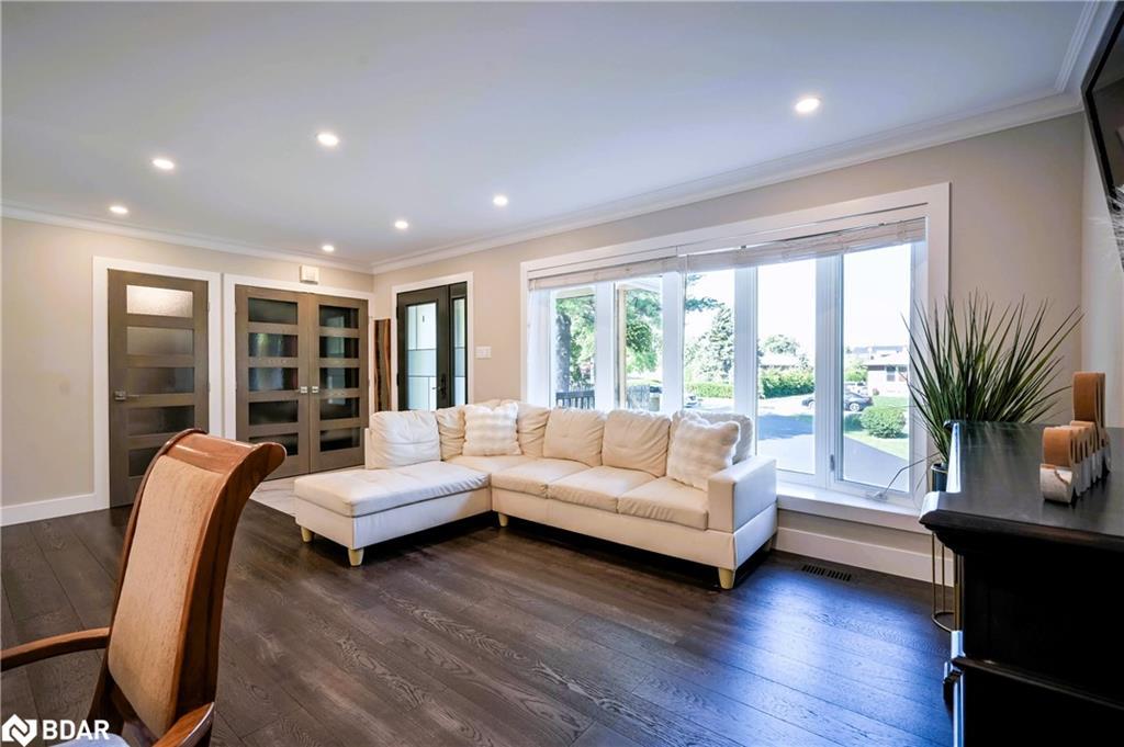 390 Wendall Place, Oakville, ON - Indoor Photo Showing Living Room