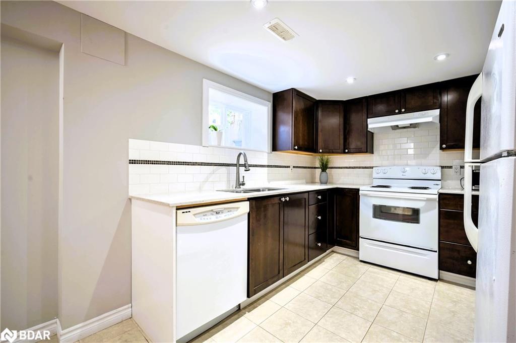 390 Wendall Place, Oakville, ON - Indoor Photo Showing Kitchen With Double Sink