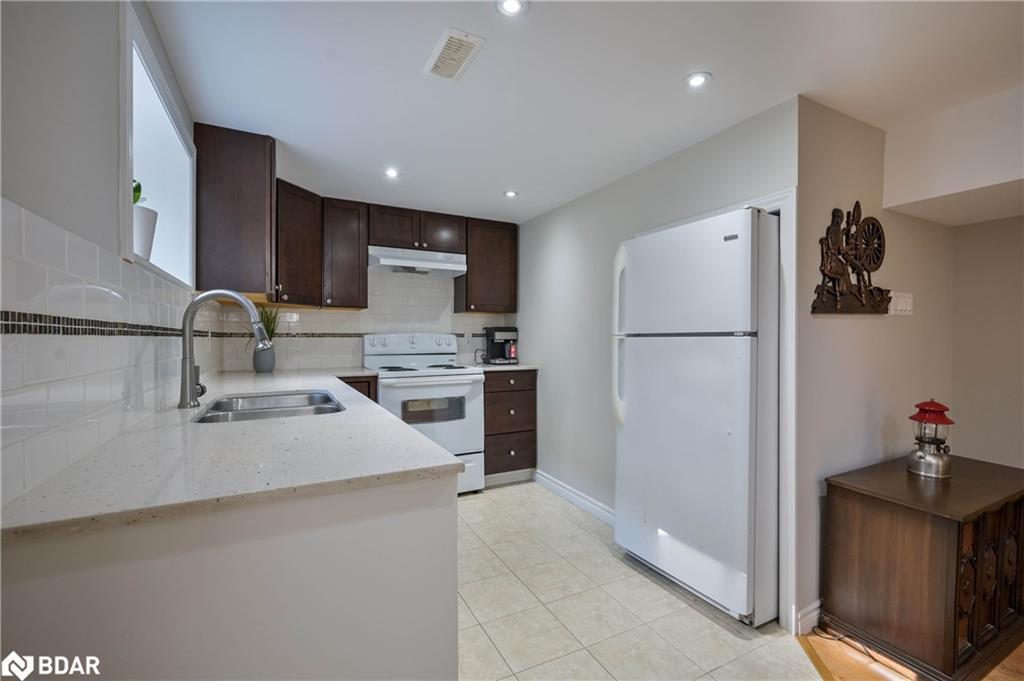 390 Wendall Place, Oakville, ON - Indoor Photo Showing Kitchen With Double Sink