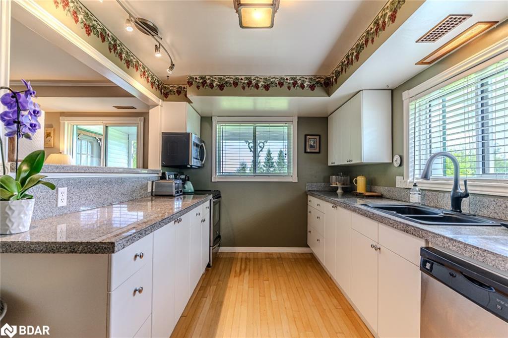 8064 9Th Line, Thornton, ON - Indoor Photo Showing Kitchen With Double Sink