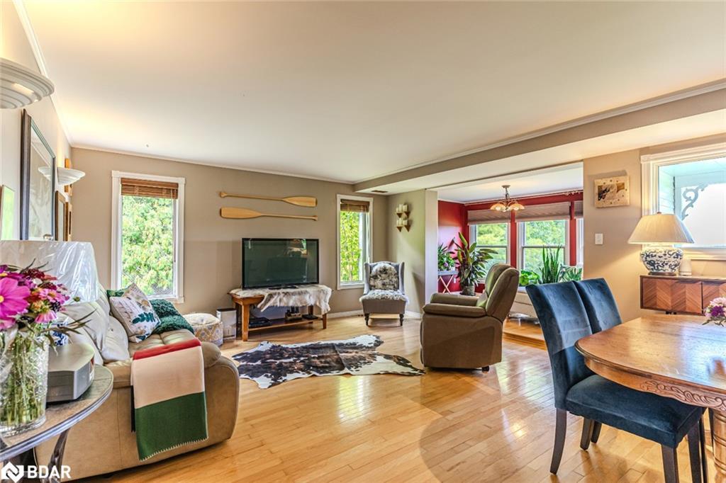 8064 9Th Line, Thornton, ON - Indoor Photo Showing Living Room
