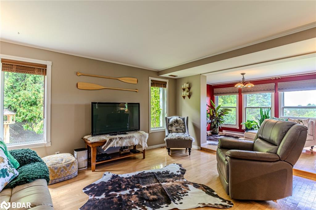 8064 9Th Line, Thornton, ON - Indoor Photo Showing Living Room