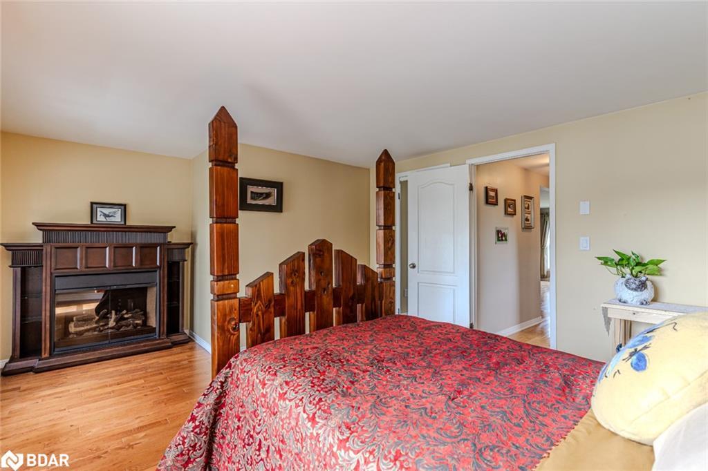 8064 9Th Line, Thornton, ON - Indoor Photo Showing Bedroom