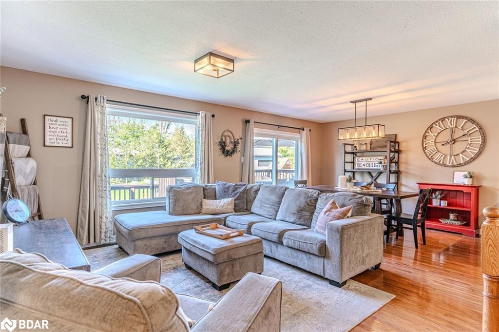 20 Rosemarie Drive, Oro-Medonte, ON - Indoor Photo Showing Living Room