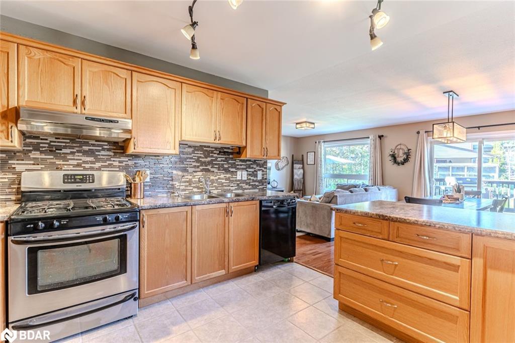 20 Rosemarie Drive, Oro-Medonte, ON - Indoor Photo Showing Kitchen With Stainless Steel Kitchen