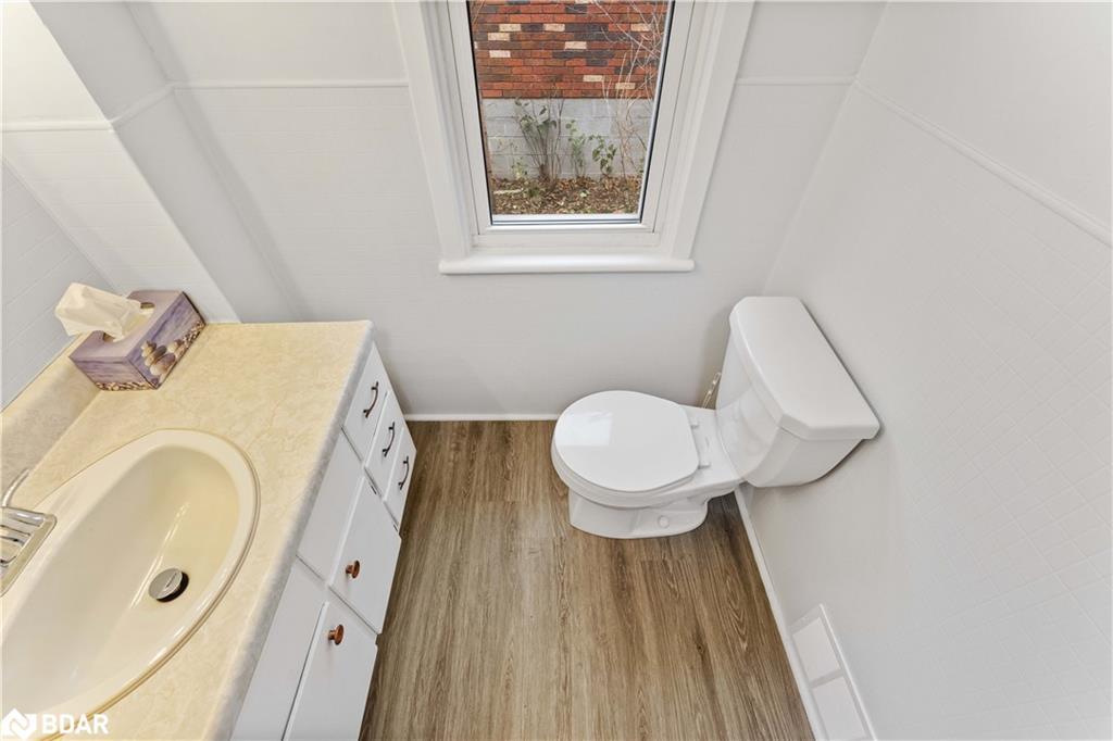 125 Raglan Street, Angus, ON - Indoor Photo Showing Bathroom