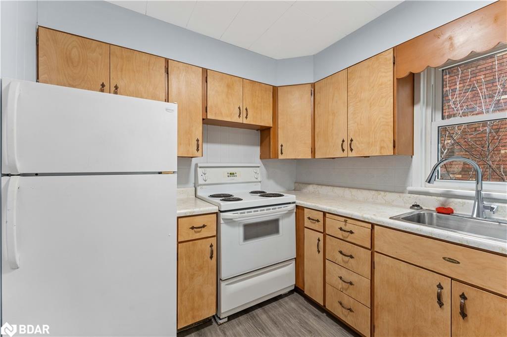 125 Raglan Street, Angus, ON - Indoor Photo Showing Kitchen