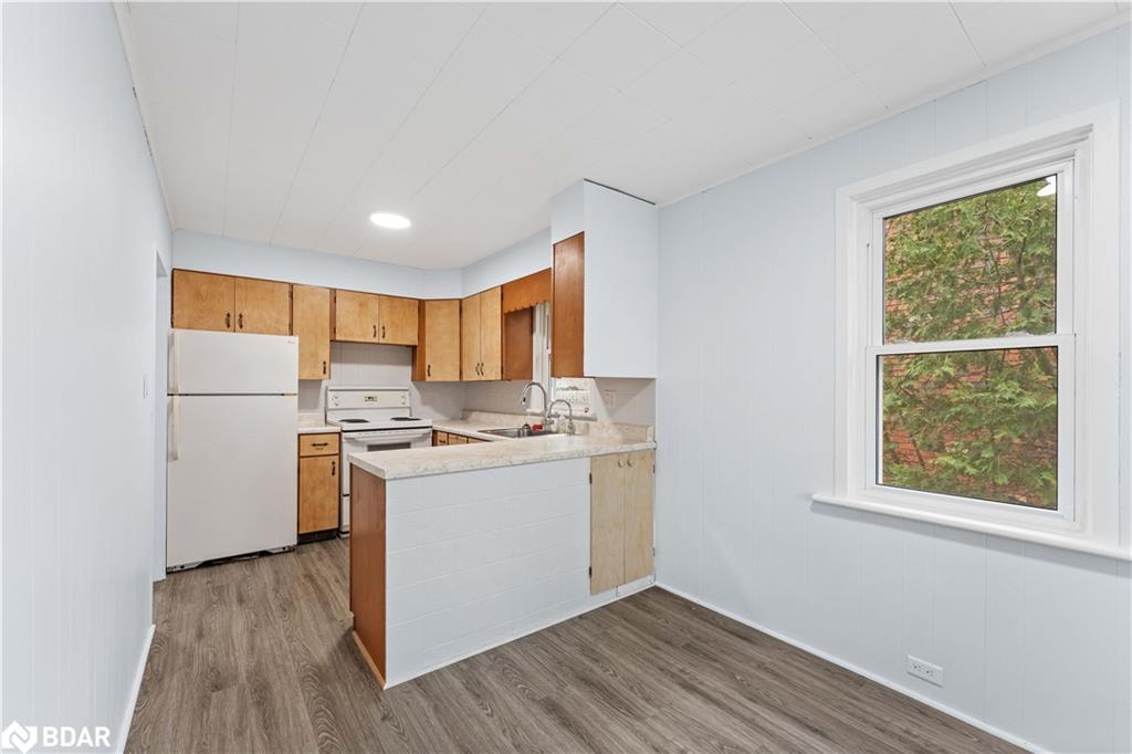 125 Raglan Street, Angus, ON - Indoor Photo Showing Kitchen