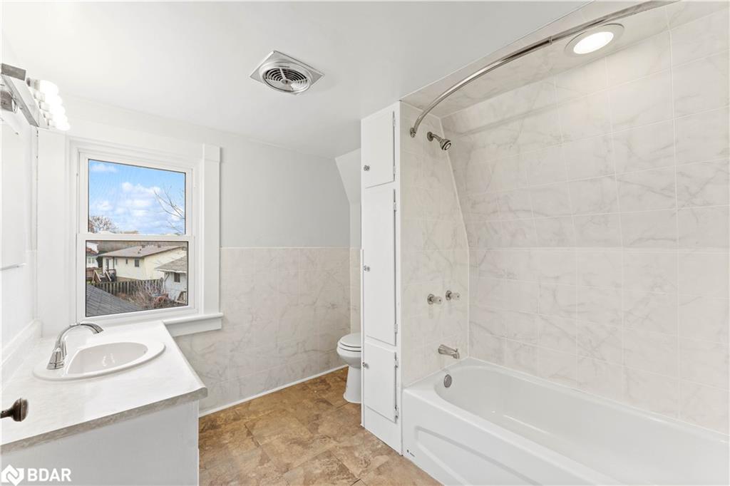 125 Raglan Street, Angus, ON - Indoor Photo Showing Bathroom