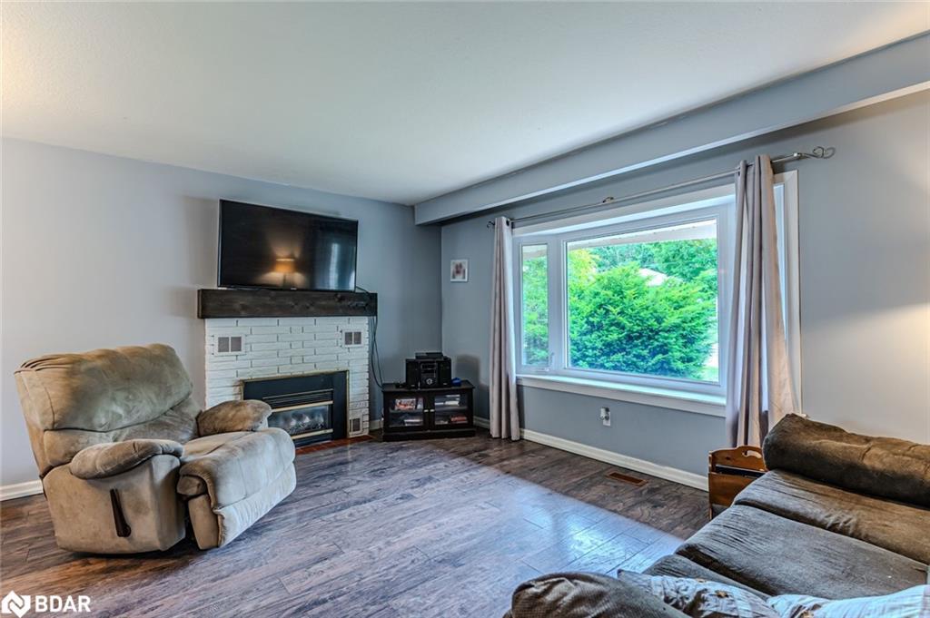 423 Mary St, Orillia, ON - Indoor Photo Showing Living Room With Fireplace