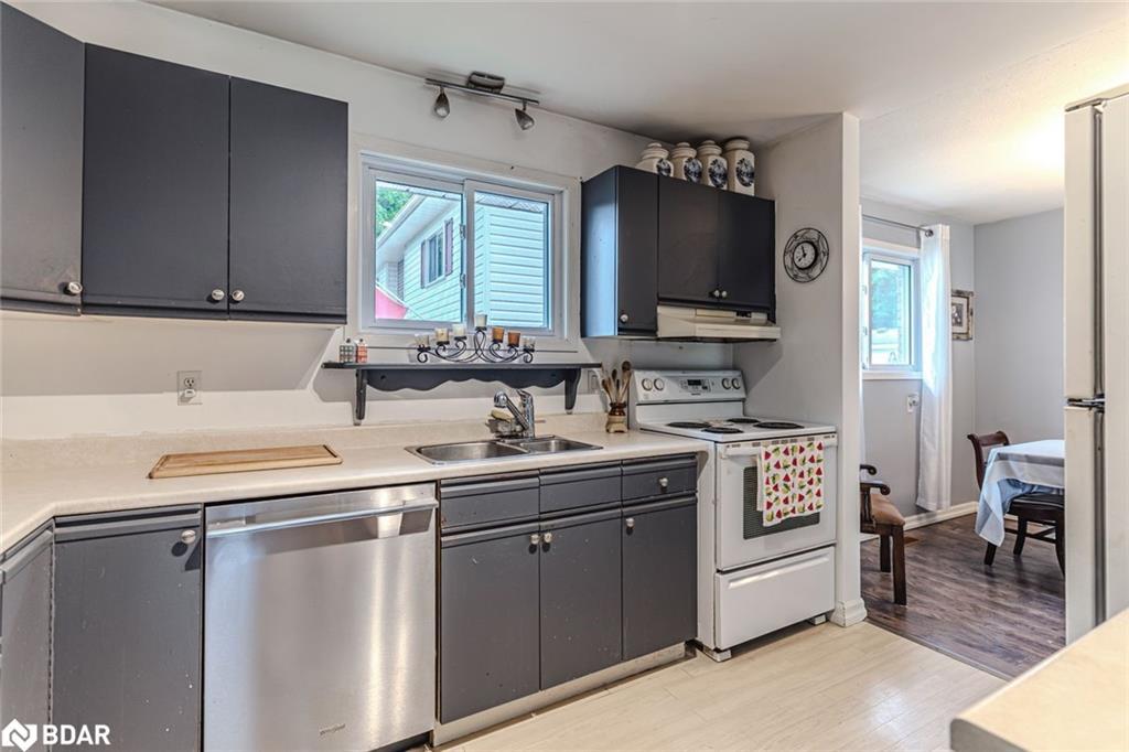 423 Mary St, Orillia, ON - Indoor Photo Showing Kitchen With Double Sink