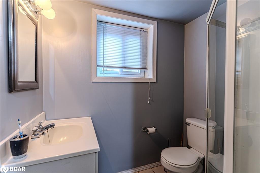 423 Mary St, Orillia, ON - Indoor Photo Showing Bathroom