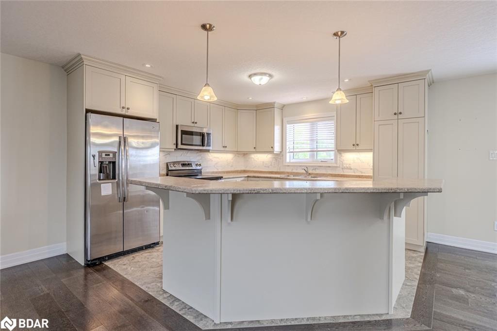 10 Grew Crescent, Penetanguishene, ON - Indoor Photo Showing Kitchen With Upgraded Kitchen
