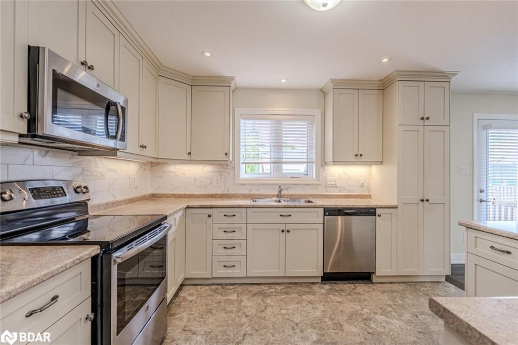 10 Grew Crescent, Penetanguishene, ON - Indoor Photo Showing Kitchen With Double Sink