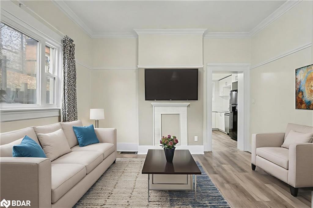 287 Hunter Street E, Hamilton, ON - Indoor Photo Showing Living Room