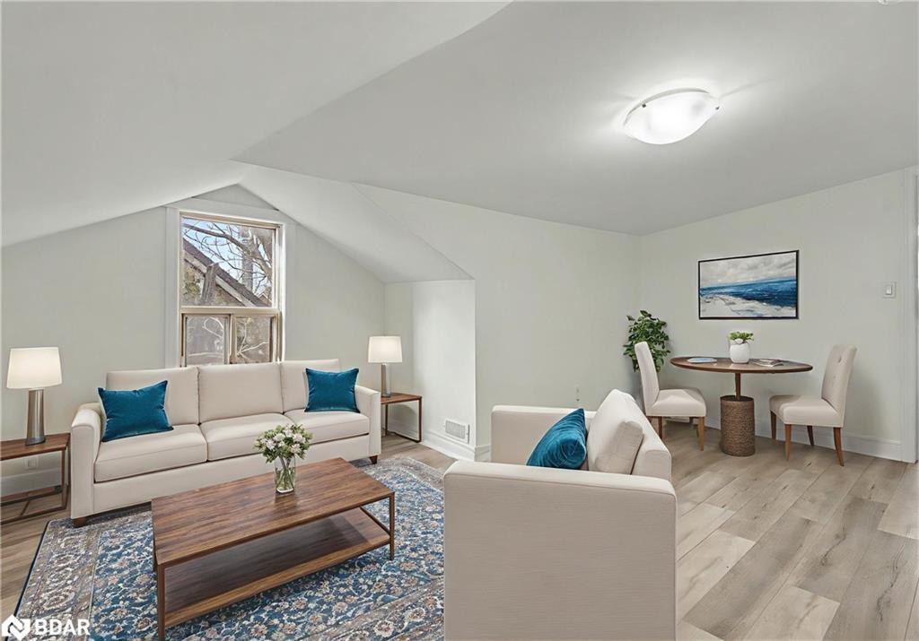 287 Hunter Street E, Hamilton, ON - Indoor Photo Showing Living Room