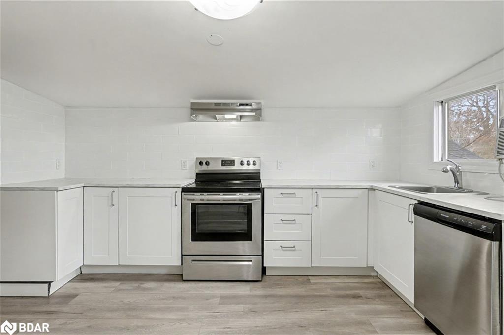287 Hunter Street E, Hamilton, ON - Indoor Photo Showing Kitchen