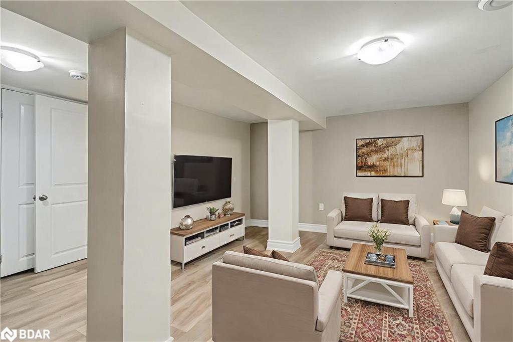 287 Hunter Street E, Hamilton, ON - Indoor Photo Showing Living Room