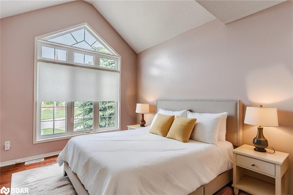 31 Fawndale Crescent, Wasaga Beach, ON - Indoor Photo Showing Bedroom