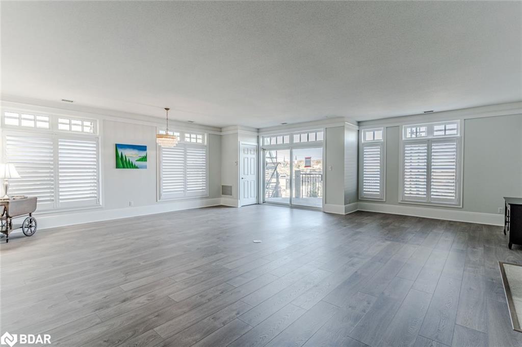 401-140 Cedar Island Road, Orillia, ON - Indoor Photo Showing Living Room