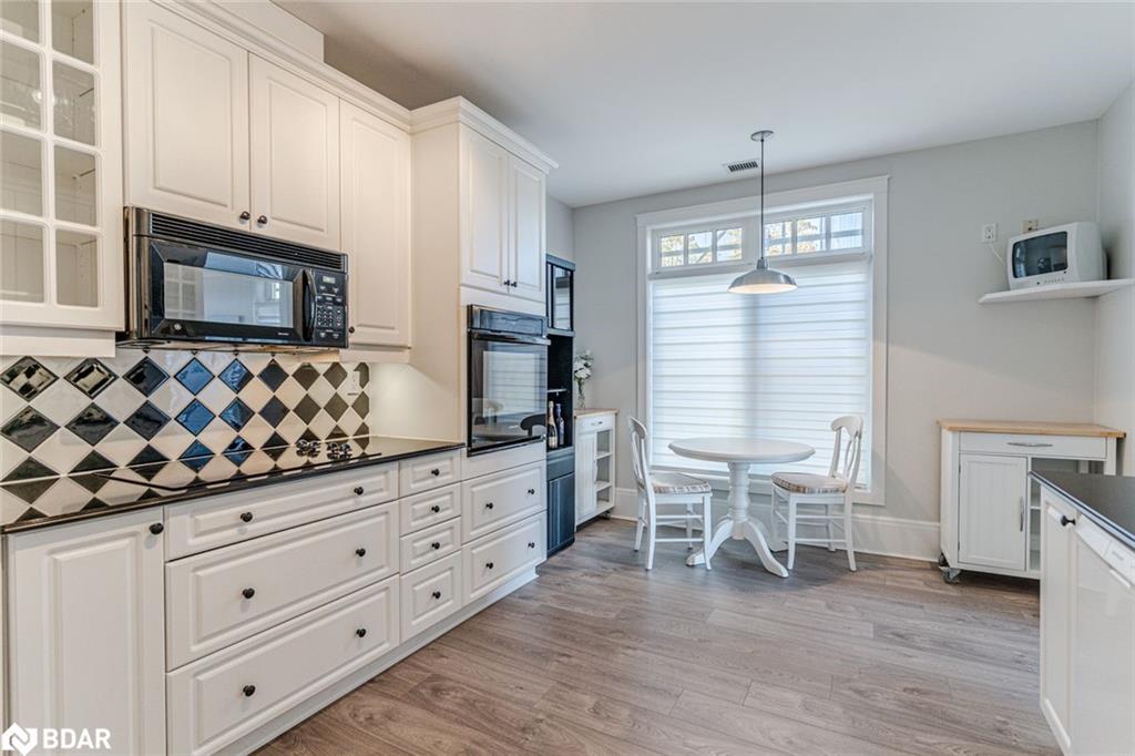 401-140 Cedar Island Road, Orillia, ON - Indoor Photo Showing Kitchen