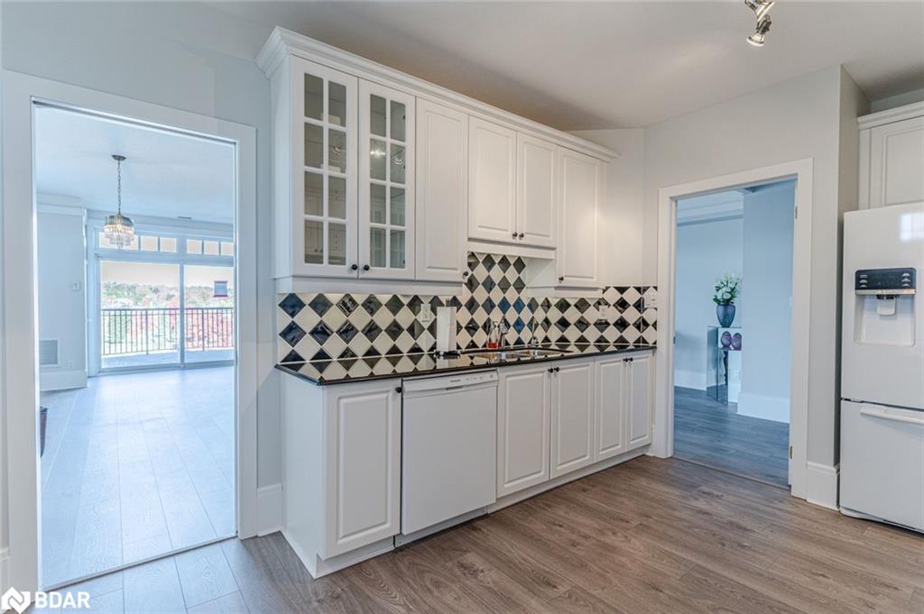 401-140 Cedar Island Road, Orillia, ON - Indoor Photo Showing Kitchen