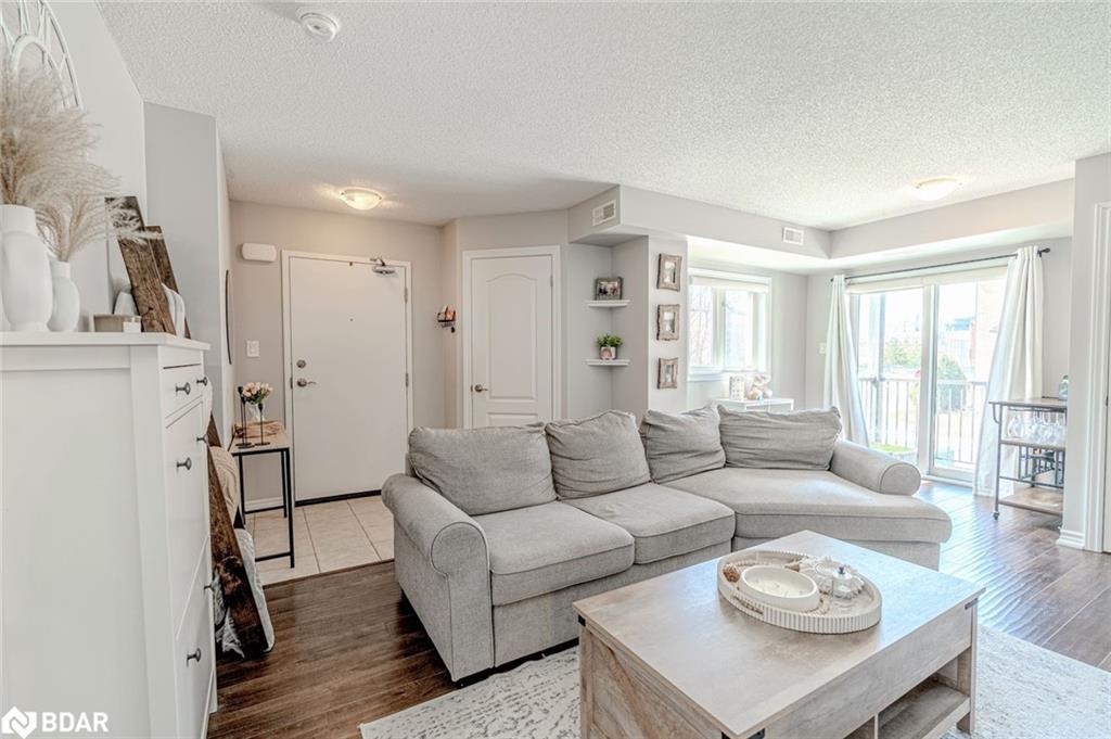 7-25 Madelaine Drive, Barrie, ON - Indoor Photo Showing Living Room