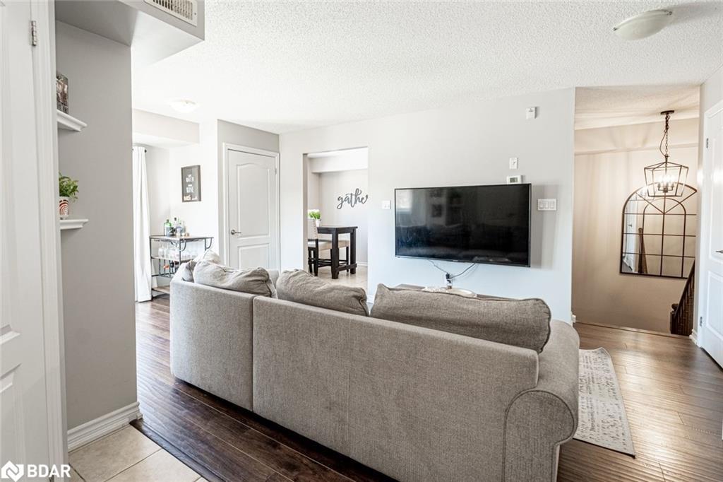 7-25 Madelaine Drive, Barrie, ON - Indoor Photo Showing Living Room