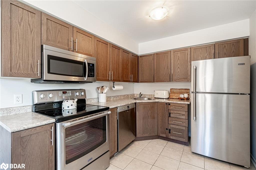 7-25 Madelaine Drive, Barrie, ON - Indoor Photo Showing Kitchen With Stainless Steel Kitchen