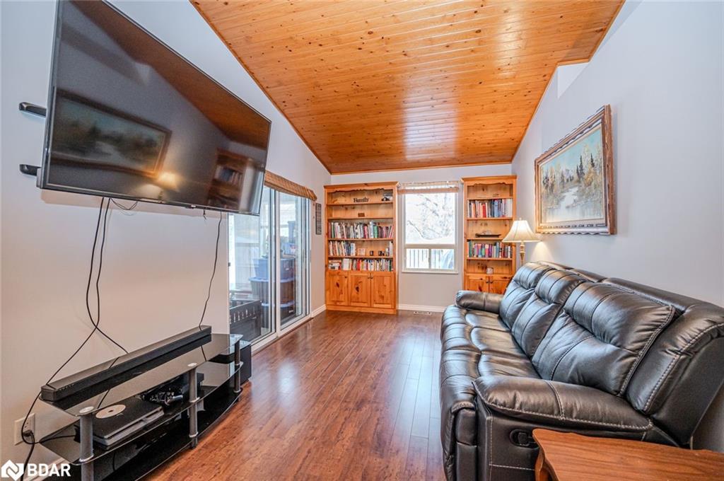 87 Corrievale Rd, Port Severn, ON - Indoor Photo Showing Living Room