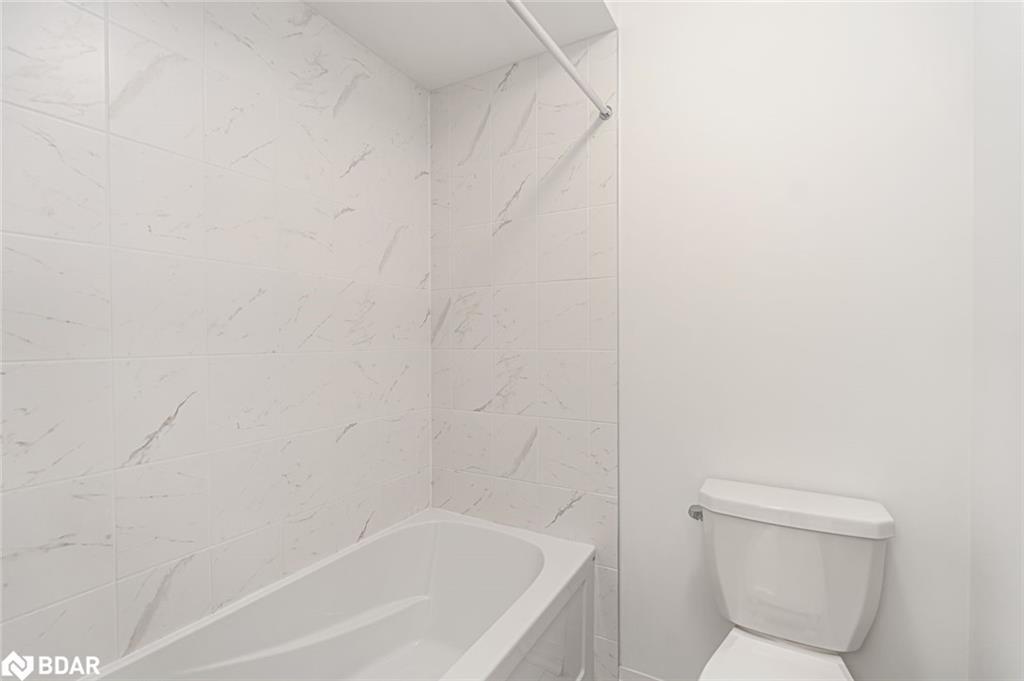 112 West Oak Trail, Barrie, ON - Indoor Photo Showing Bathroom