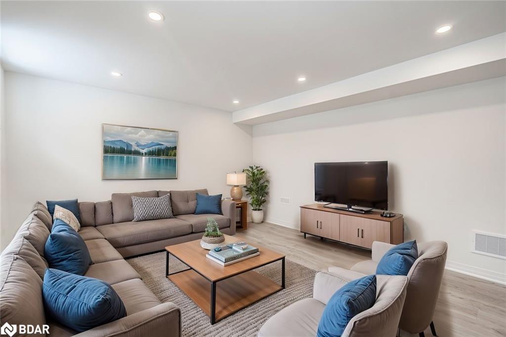 112 West Oak Trail, Barrie, ON - Indoor Photo Showing Living Room