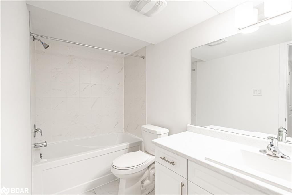 112 West Oak Trail, Barrie, ON - Indoor Photo Showing Bathroom