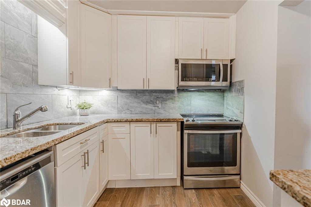 2185 Ferguson Street, Innisfil, ON - Indoor Photo Showing Kitchen With Stainless Steel Kitchen With Double Sink With Upgraded Kitchen