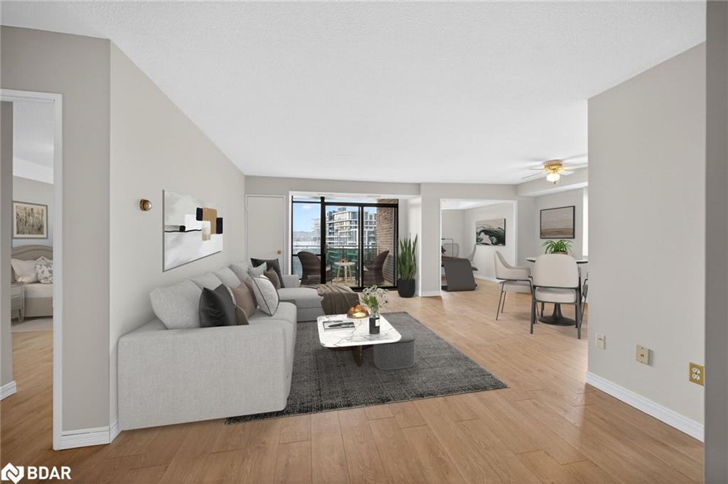 907-301 Frances Avenue, Hamilton, ON - Indoor Photo Showing Living Room