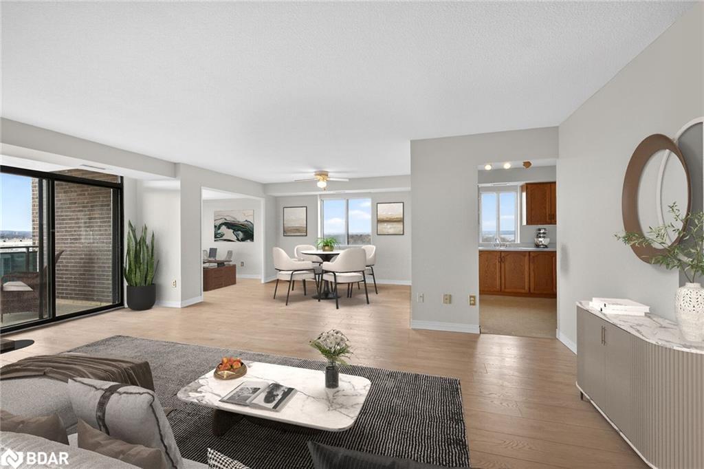 907-301 Frances Avenue, Hamilton, ON - Indoor Photo Showing Living Room