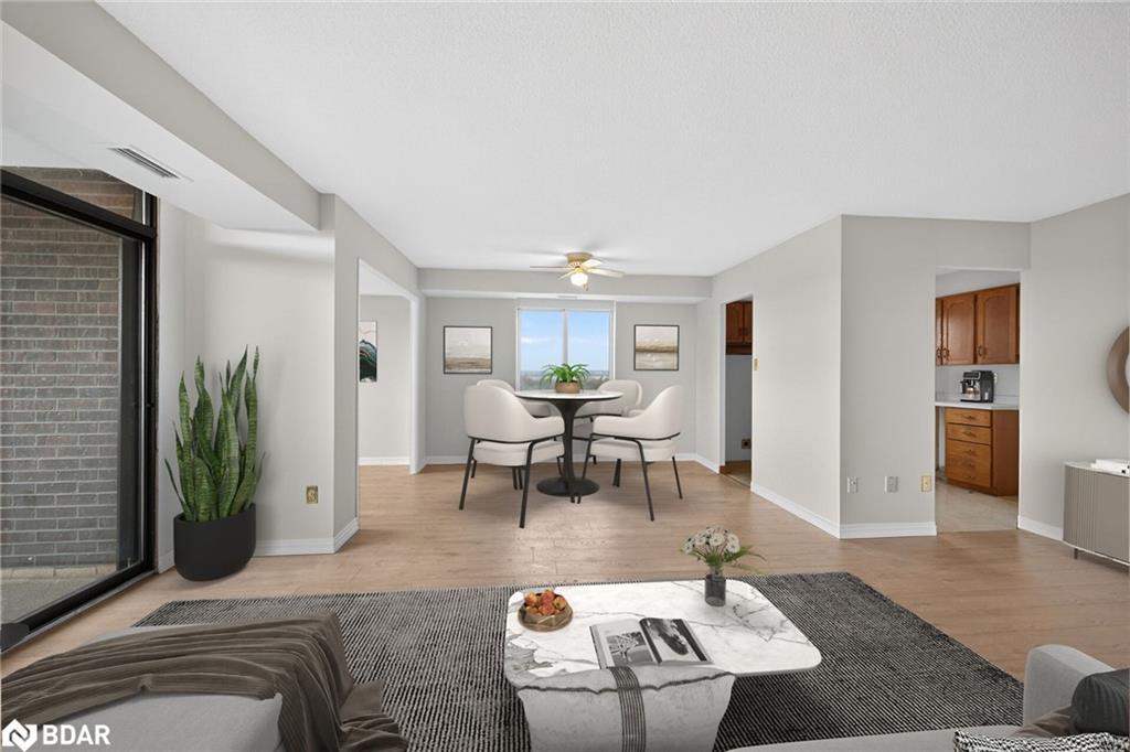 907-301 Frances Avenue, Hamilton, ON - Indoor Photo Showing Living Room