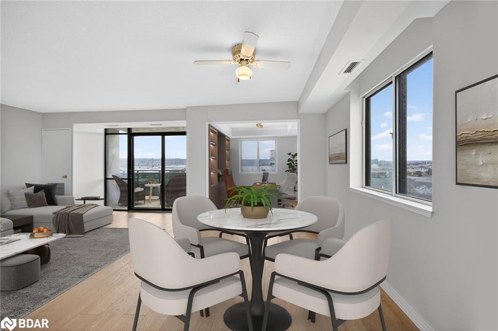 907-301 Frances Avenue, Hamilton, ON - Indoor Photo Showing Living Room