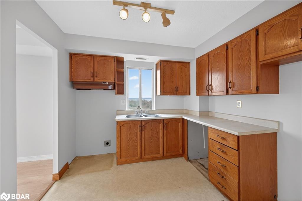 907-301 Frances Avenue, Hamilton, ON - Indoor Photo Showing Kitchen With Double Sink
