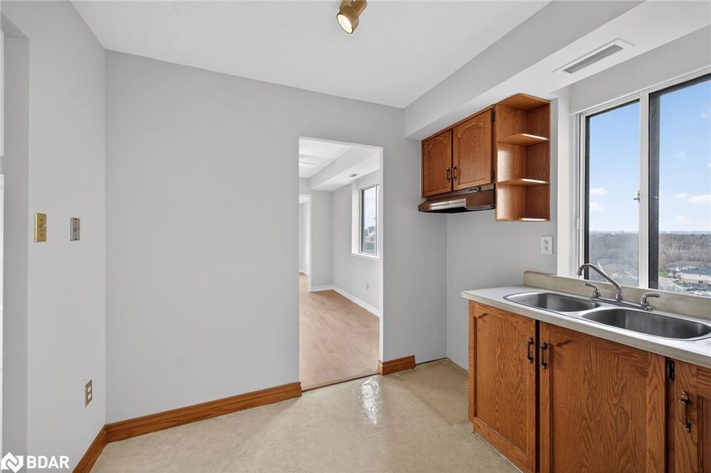 907-301 Frances Avenue, Hamilton, ON - Indoor Photo Showing Kitchen With Double Sink