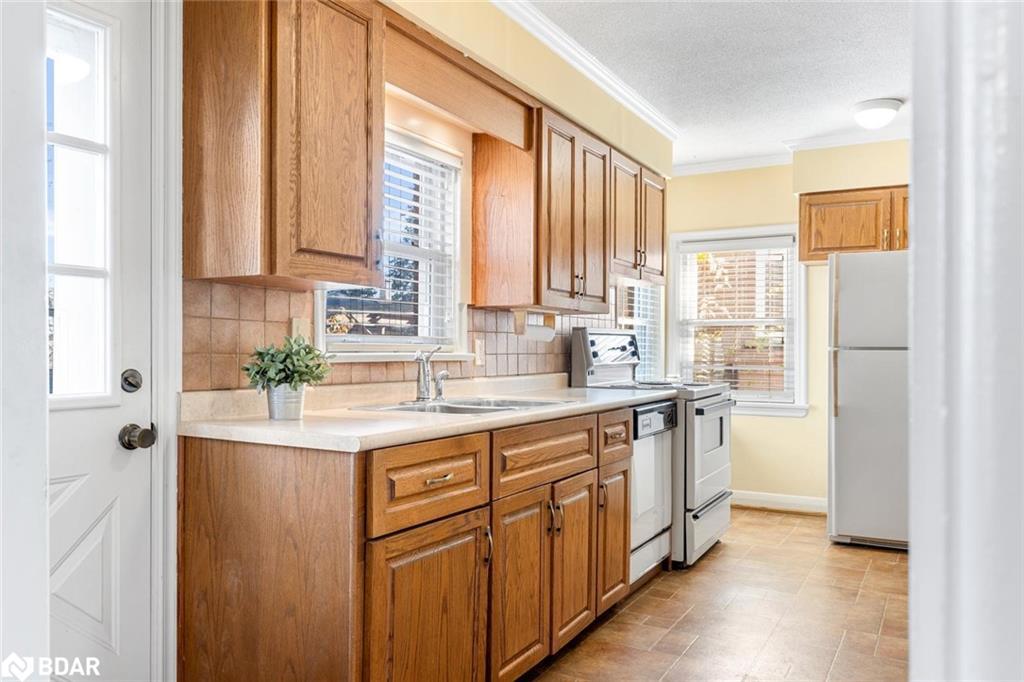 1587 Muir Road, Mississauga, ON - Indoor Photo Showing Kitchen With Double Sink