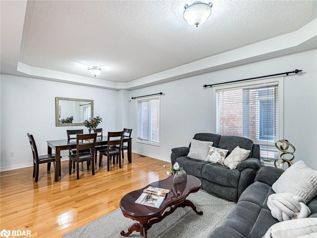3099 Velmar Drive, Mississauga, ON - Indoor Photo Showing Living Room
