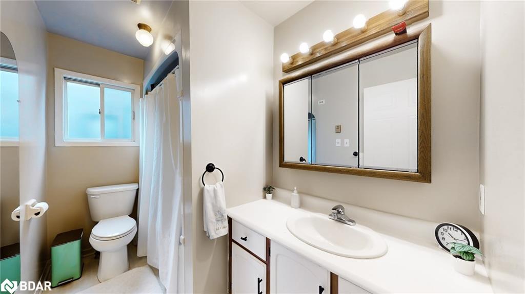 167 Little Avenue, Barrie, ON - Indoor Photo Showing Bathroom