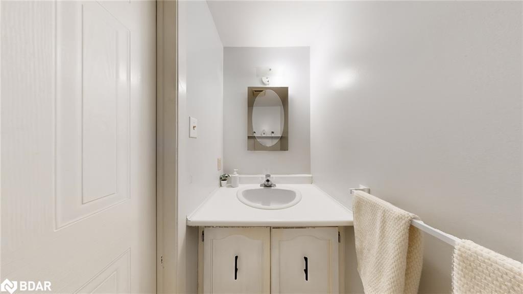 167 Little Avenue, Barrie, ON - Indoor Photo Showing Bathroom